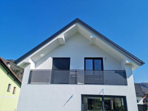 ALUMINIJASTE OGRAJE, STEKLENE, BALKONSKE, OGRAJE, MONTAŽA KOVINSKEGA POHIŠTVA, FLEXVAR