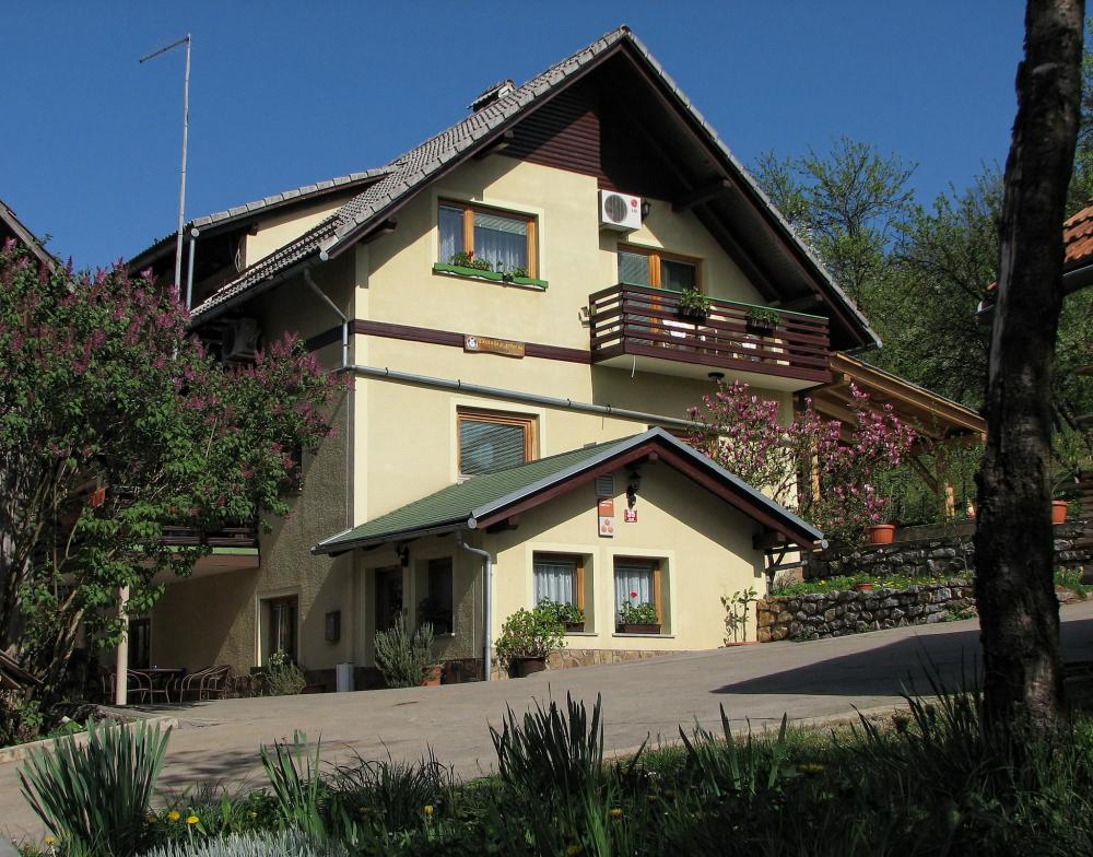 TURISTIČNA KMETIJA ČEMAS, VINICA 8