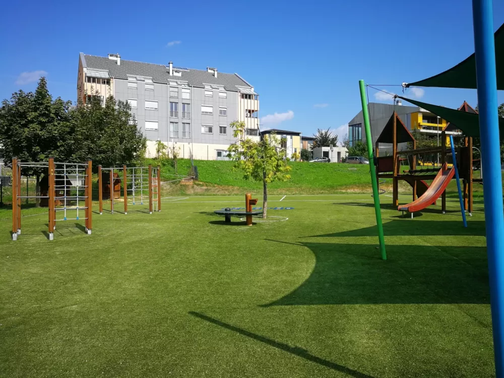 Umetna trava za otroška igrišča