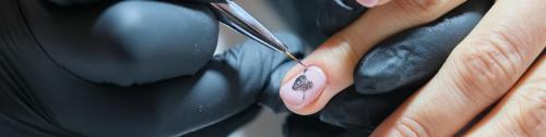 PARMANENTNO LAKIRANJE, PODALJŠEVANJE NOHTOV, KOREKTURA NOHTOV in NAIL ART BLED - ADORO.si