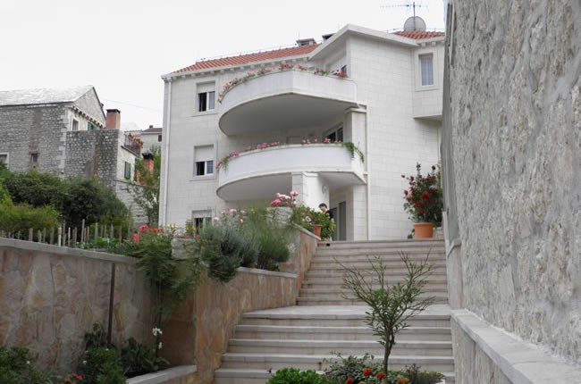 APARTMAJI MLADINIĆ IN ROBINZON HIŠA SWEAT DREAMS, BRAČ