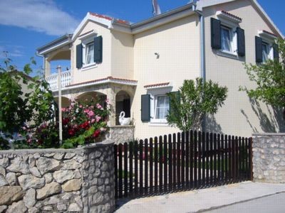 APARTMAJI VERONIKA, VRSI