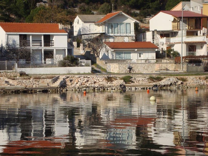 HIŠA DRUGA VRSTA OB OBALI S ČUDOVITIM POGLEDOM NA MORJE, TISNO, HRVAŠKA