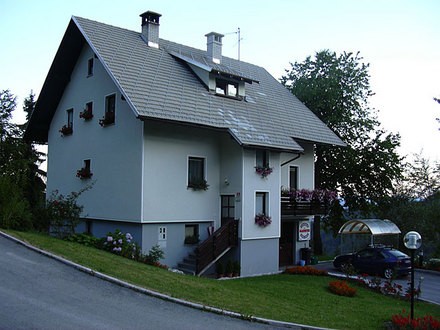 APARTMAJI PRI MARJETKI, CERKNO